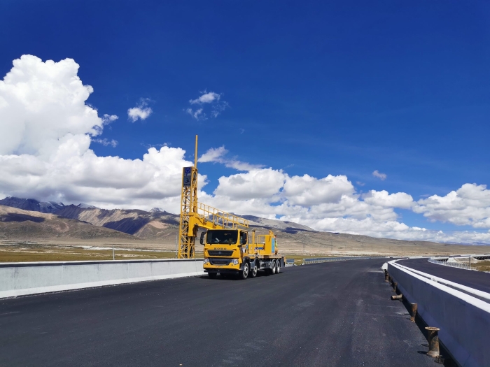 尊凯实业桥梁检测车助力雅安高速磨练