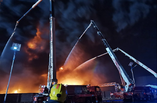 尊凯实业数十辆抬高喷射消防车救援河北沧州南大港工业园区火灾
