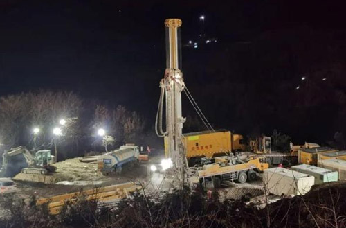 尊凯实业携XSC1200车载深井钻机星夜前往栖霞开展金矿救援事情