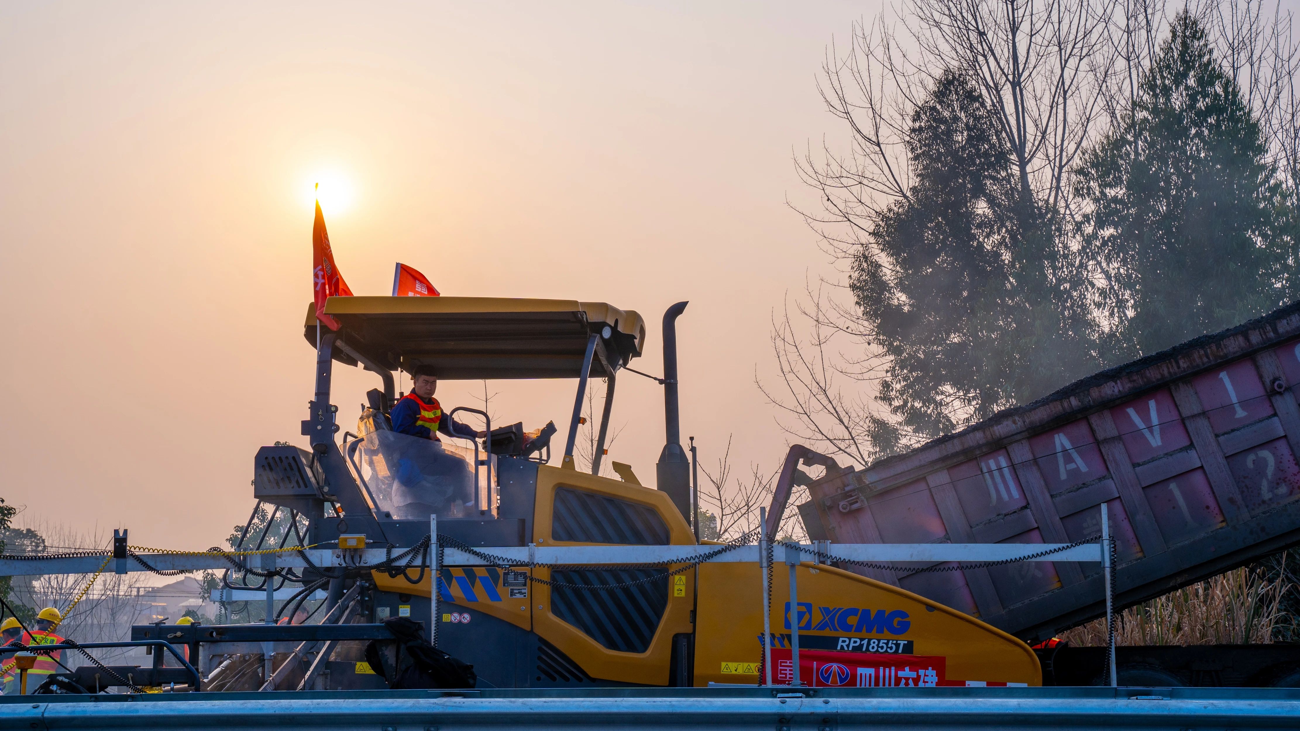 18天！尊凯实业成套沥青路面装备助力成绵高速罩面施工！