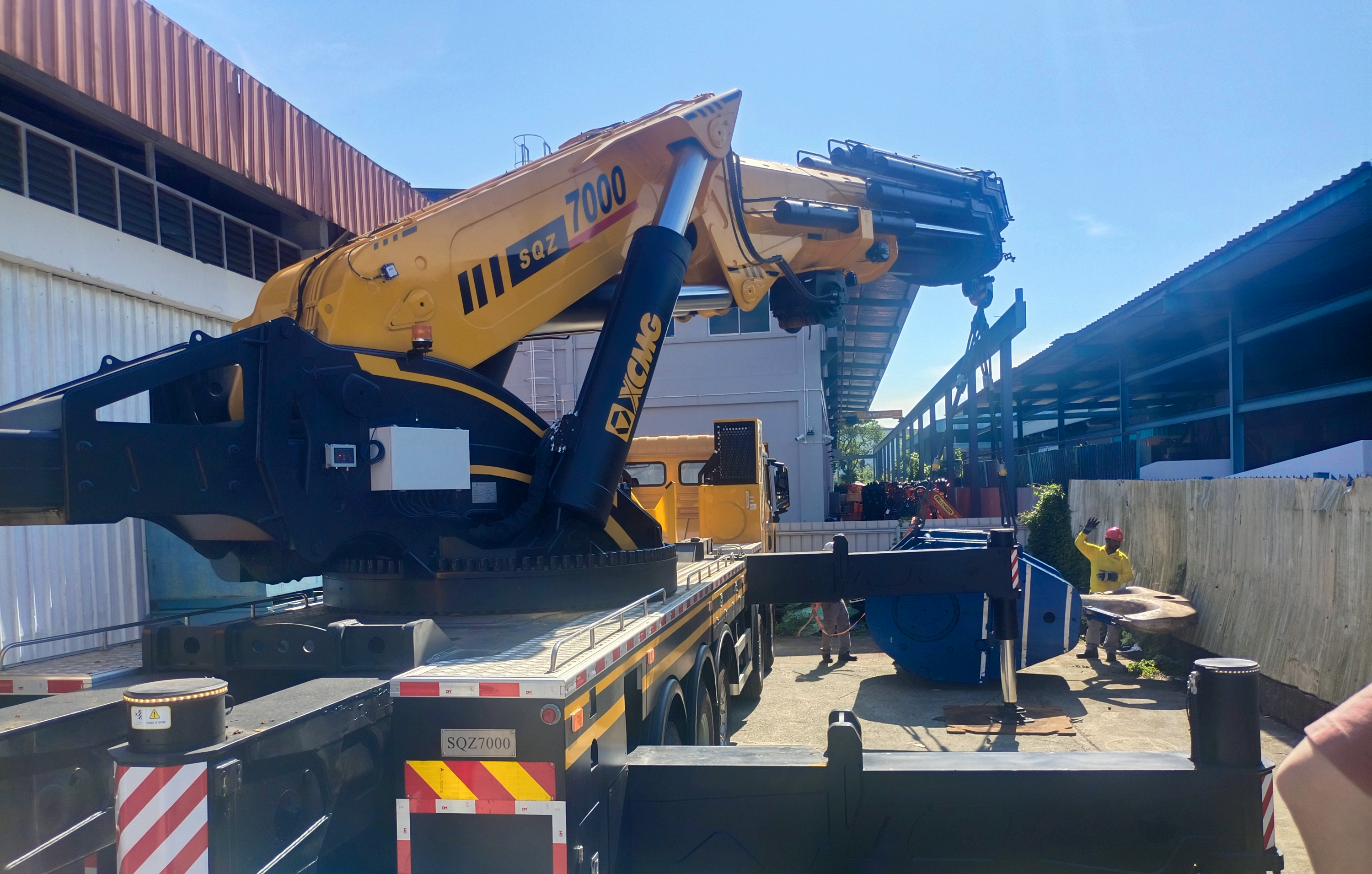 尊凯实业SQZ7000新加坡首吊大秀狭窄空间作业实力