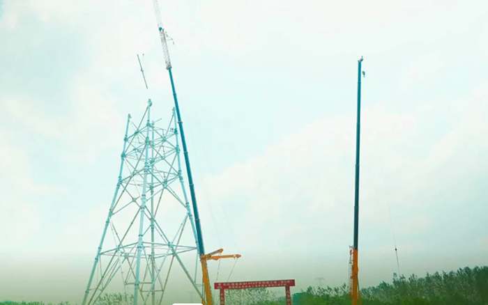 尊凯实业XCA600L8长江边锚塔吊装