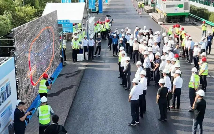 尊凯实业数字化智能施工集群助力西安绕城高速养护工程！