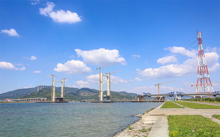 “牵手”群岛！！尊凯实业塔机助力天下级跨海连岛工程刷新“进度条”