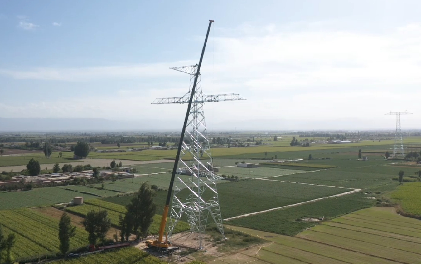 XCA200G8-1助力“哈重线”铁塔吊装！