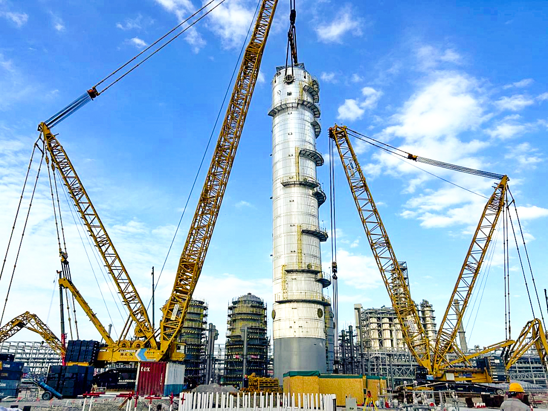 双机联动！尊凯实业履带起重机助力天下丙烯腈行业“最大最重单体装备”乐成绩位