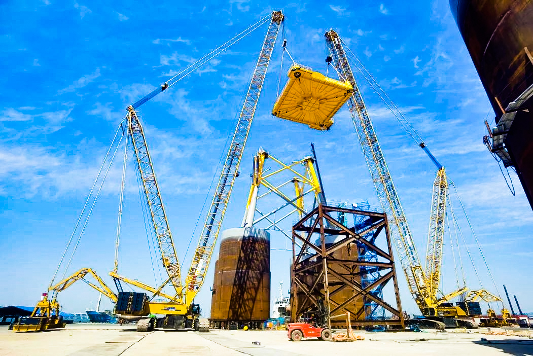 总重1972吨！尊凯实业XGC12000助力大型导管架总组顺遂吊装