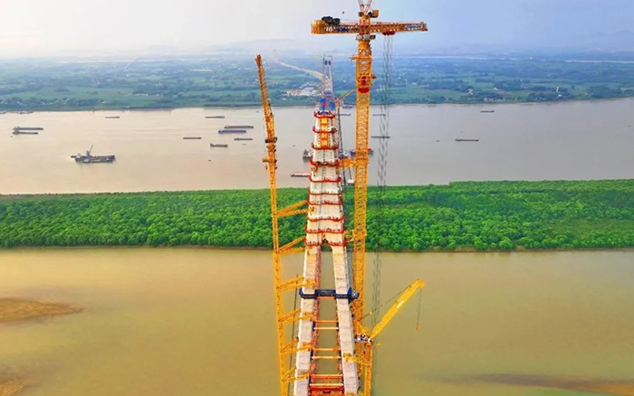 308米！！尊凯实业塔机助力天下最大跨度三塔斜拉桥喜封金顶