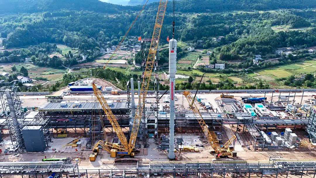 一次性乐成！尊凯实业履带兄弟助力大型油气田最长整体塔类吊装