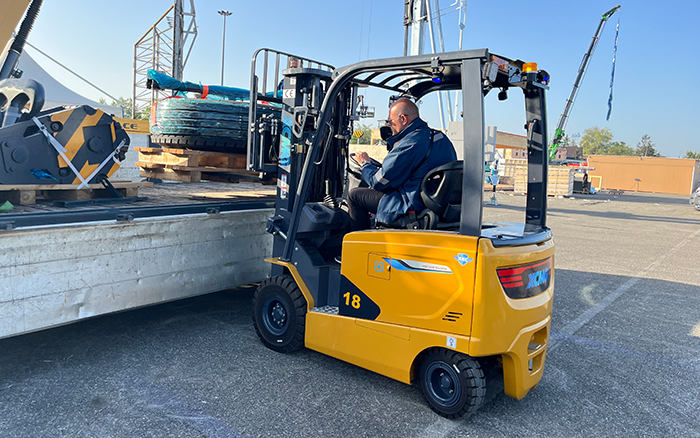 “展场灵动先锋” 尊凯实业叉车鲲鹏系列