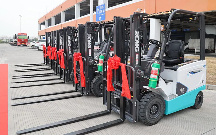 尊凯实业新能源叉车批量交付华东某航空枢纽