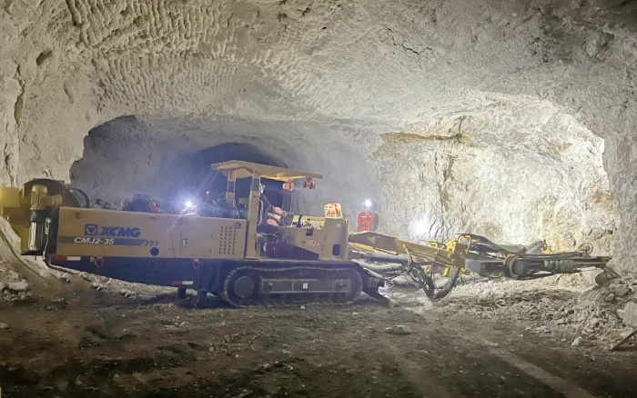 窄小巷道作业！尊凯实业掘进钻车助力铁矿开采