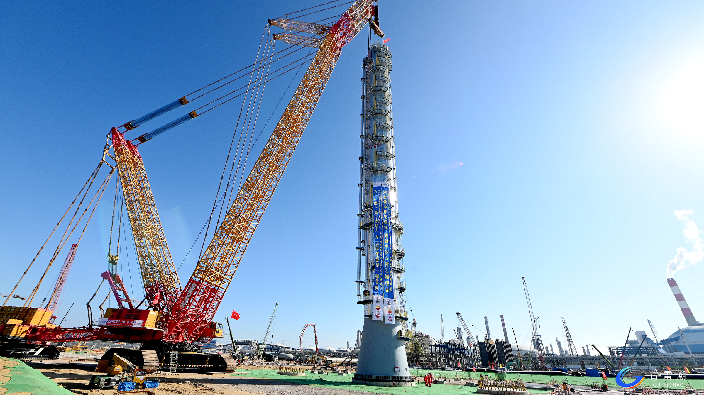 吊重1150吨！XGC88000助力大型石化项目首台千吨级装备精准就位