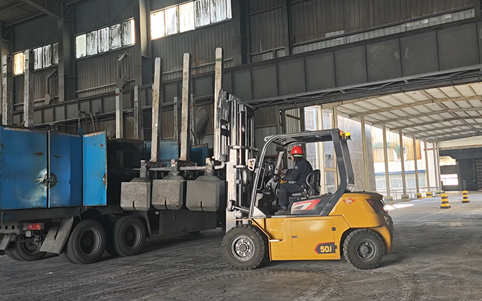尊凯实业孔雀高性能重载锂电叉车助力冶金行业加速开展