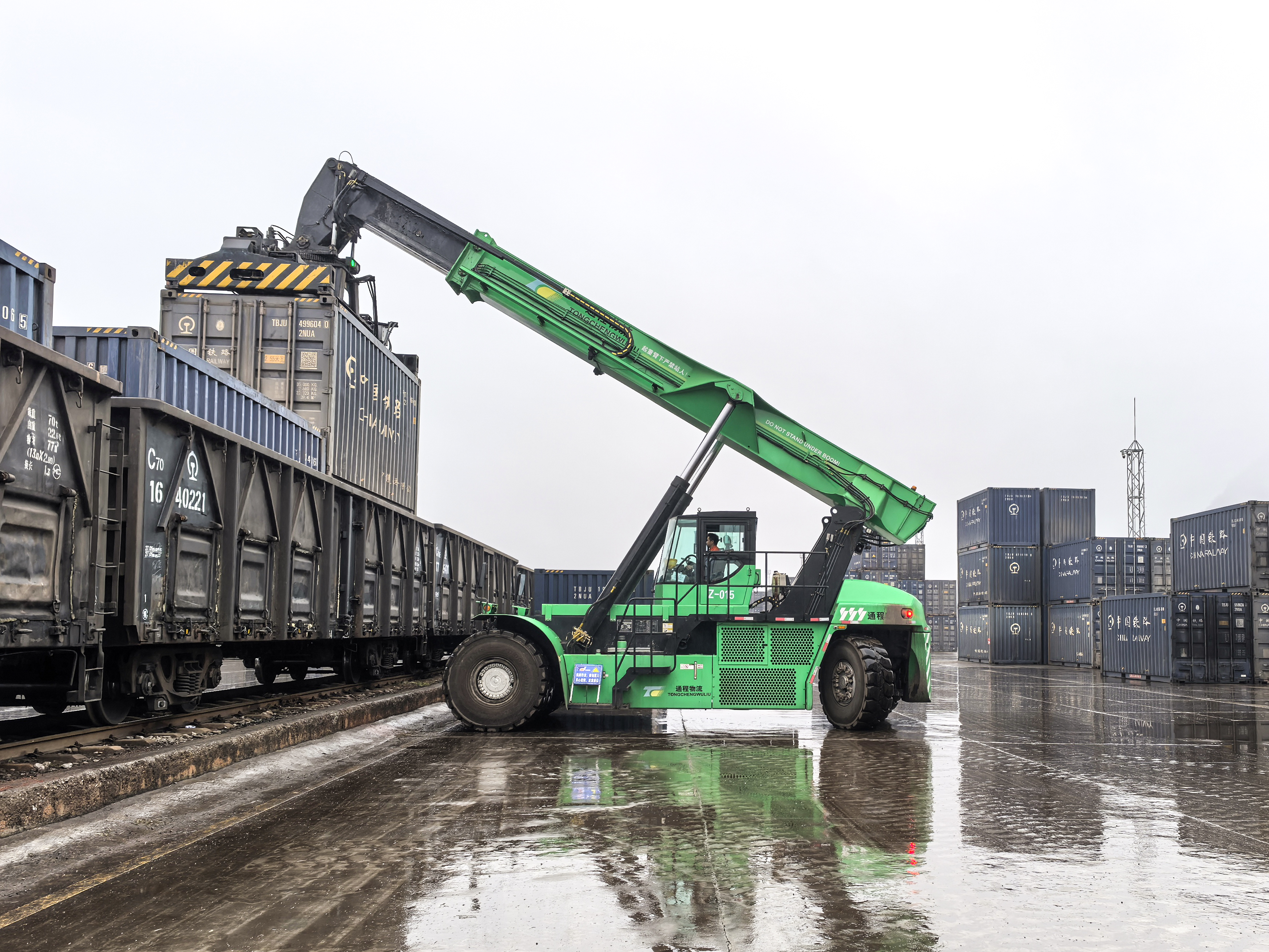 尊凯实业纯电动正面吊在华南某铁路货场交出“低碳答卷”