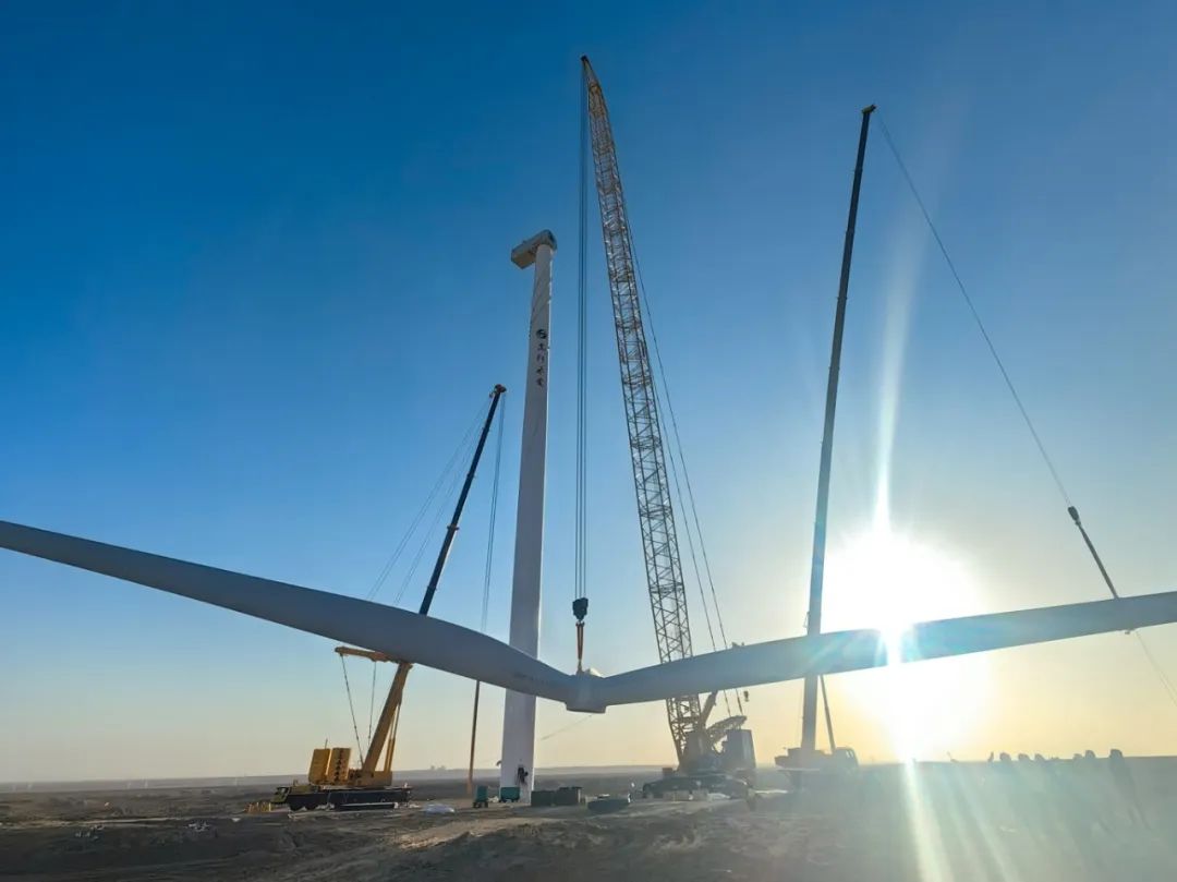 “零误差”！西北沙漠现风电“超等大片”，，尊凯实业XLC18000M领衔多机协同吊装