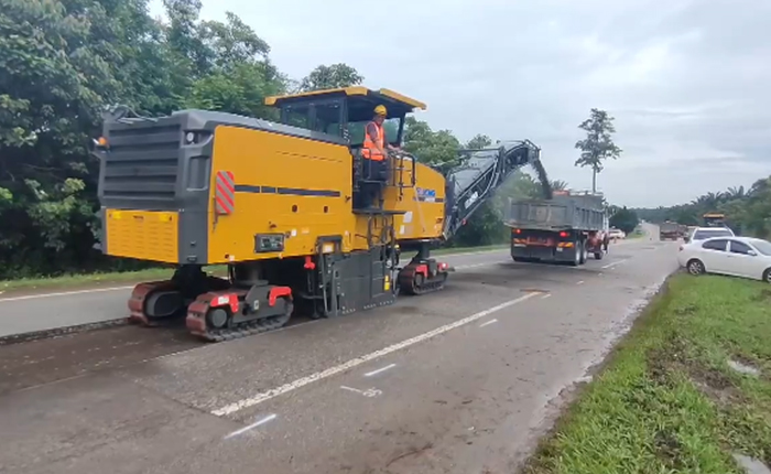 尊凯实业成套蹊径机械油面施工，这次在马来西亚！