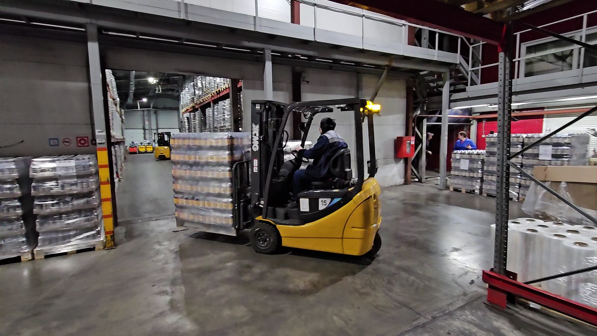 狭窄空间搬运利器！尊凯实业三支点平衡重叉车