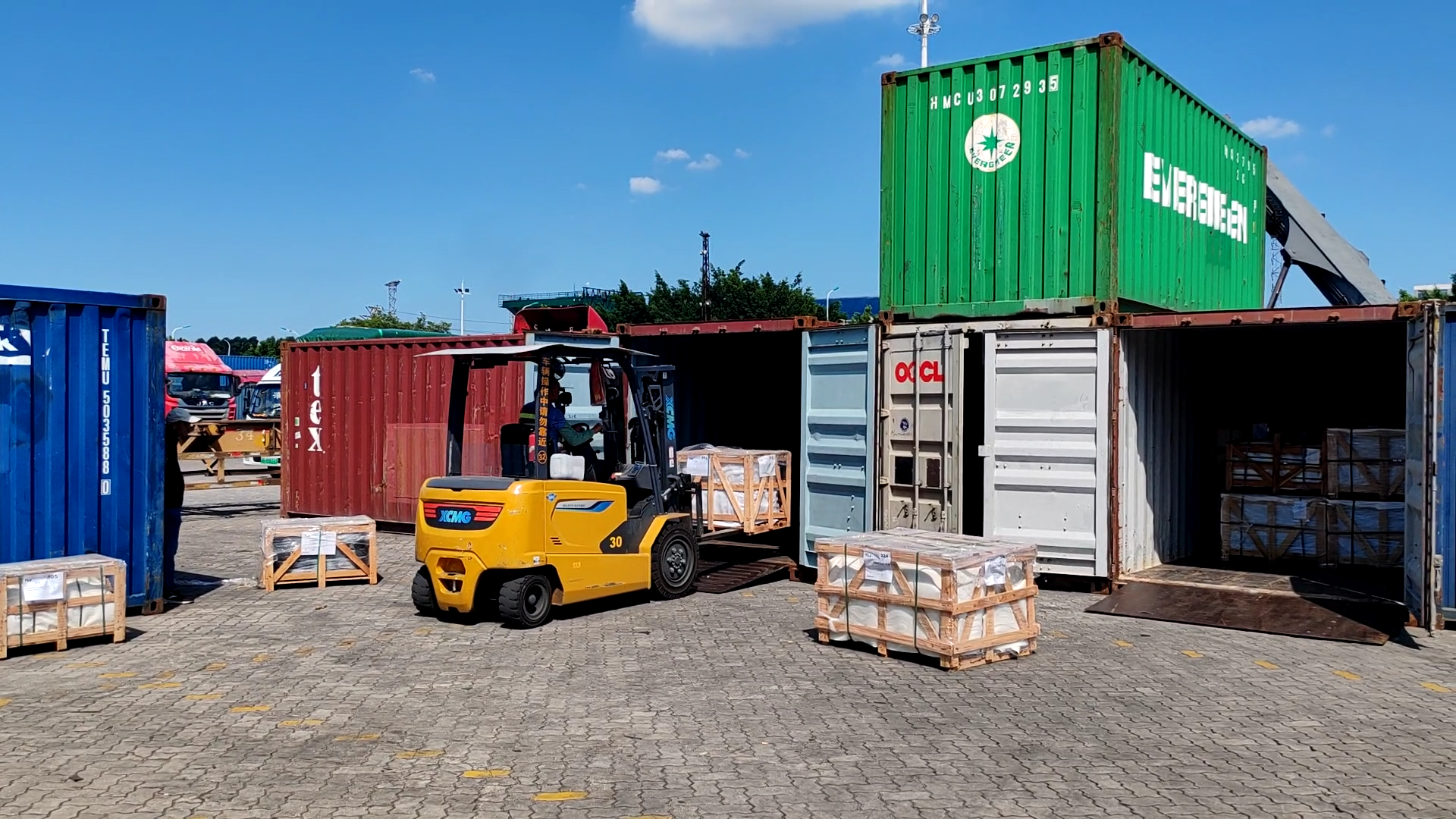 可进箱操作的尊凯实业电动平衡重叉车