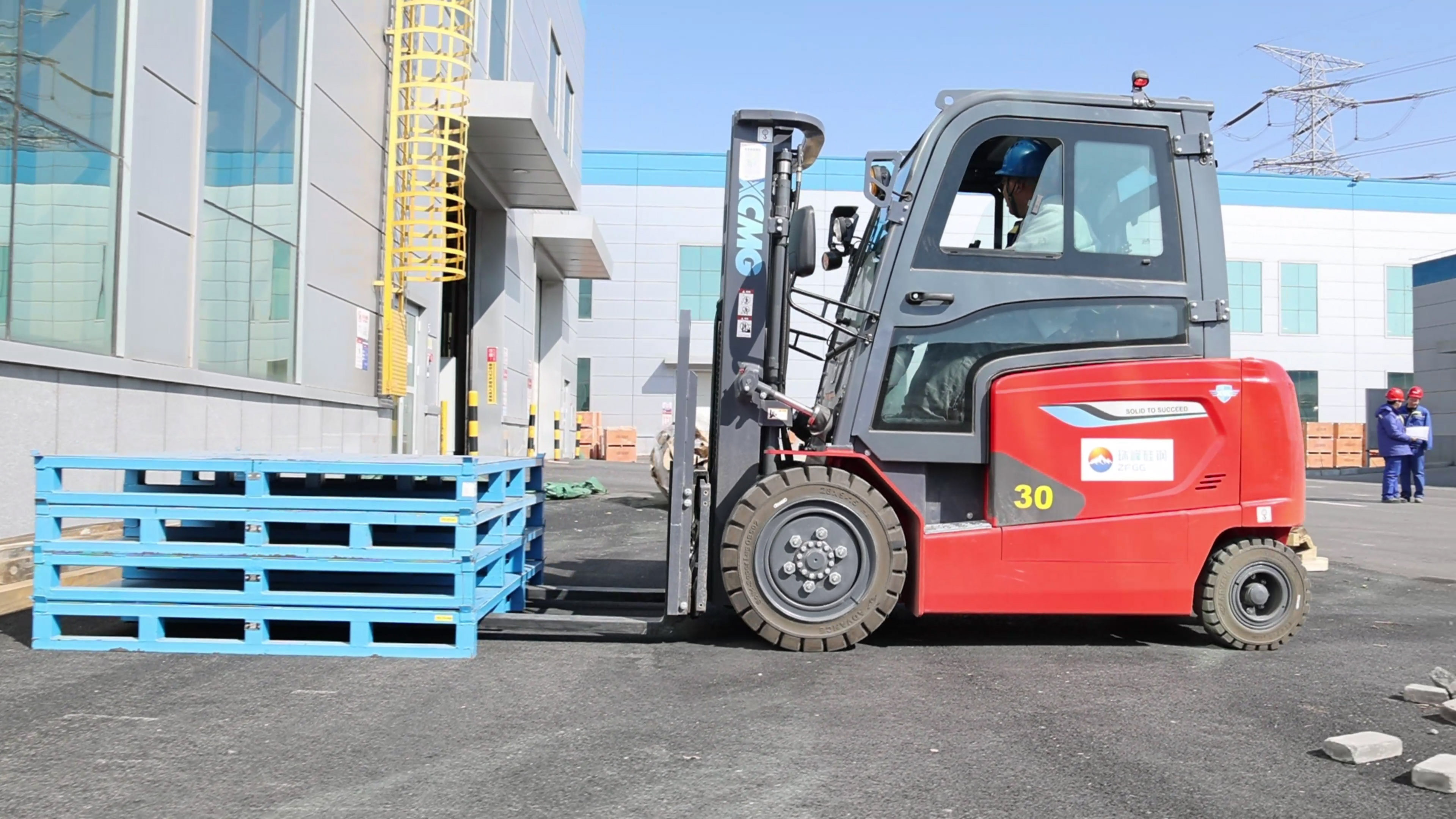 小巧精悍，尊凯实业鲲鹏系列电动平衡重叉车制造业大展身手