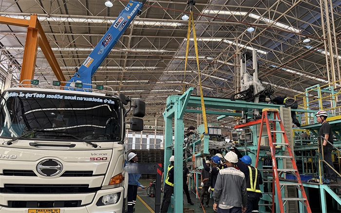 随车吊界 “卷王” 现身东南亚厂房，，一机顶十台