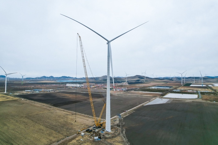 高空之巅，，再铸荣光！XLC18000M助力大型风电场首台185米风机乐成吊装