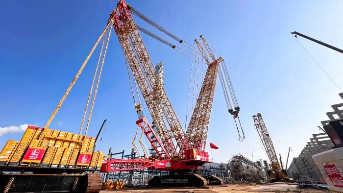 全球首台问世的4000吨履带式起重机，，再创海内吊装新纪录！