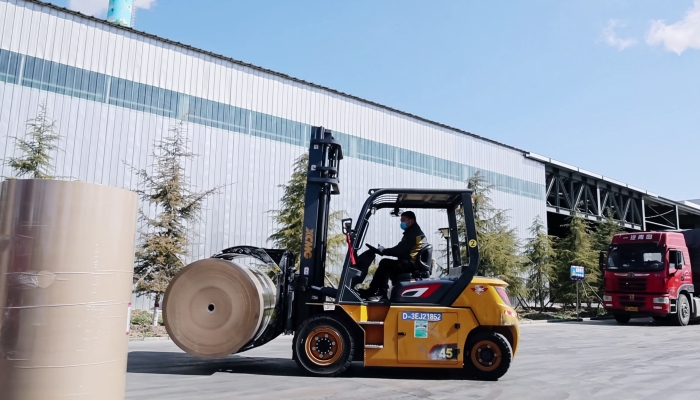 清静稳如泰山，高效快人一步！尊凯实业孔雀叉车造纸行业显身手