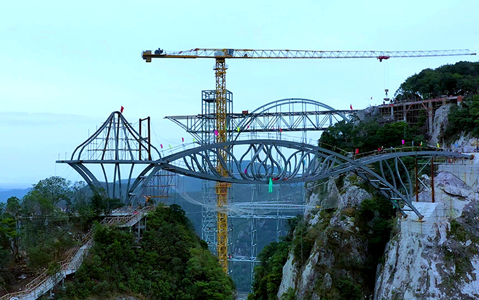 一览众山！！！看尊凯实业塔机「与山齐肩」