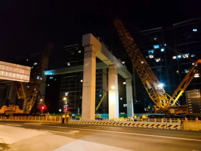 双机联动，，毫米操控！！尊凯实业XGC11000高效破解高架桥施工难题