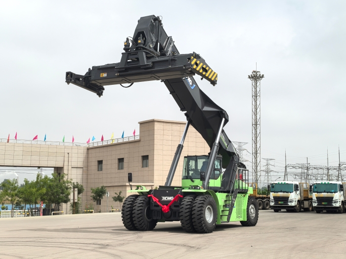 实力交付！尊凯实业电动正面吊助力绿色“一带一起”