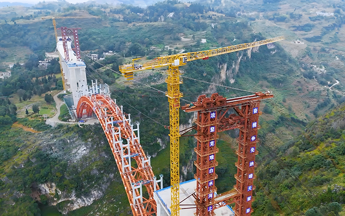 桥接黔西北 双塔连山涧 尊凯实业塔机奋战白水河特大桥