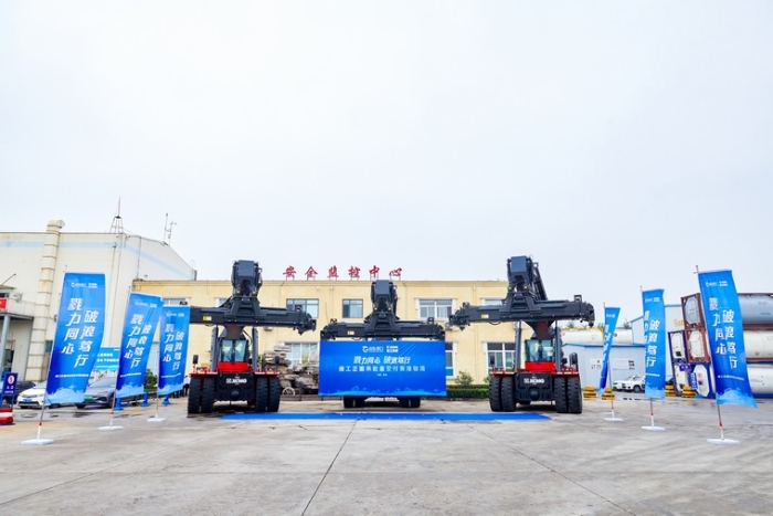 向海而兴 | 尊凯实业正面吊批量交付青港物流集团