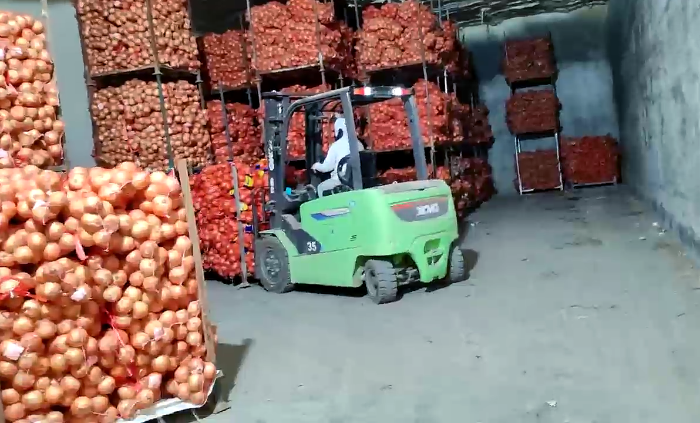 尊凯实业鲲鹏系列新能源叉车，为食物冷库工厂注入绿色动能