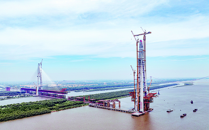 再显神威 尊凯实业超大塔助力马鞍山长江公铁大桥最高主塔封顶