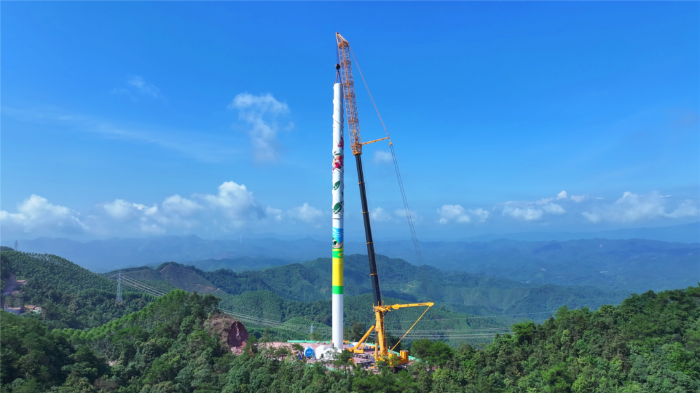 402吨重载转。！全球第一吊“轻松驾驭”崎岖山路