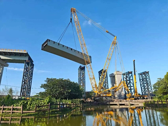 螺蛳壳里做道场！！？？？尊凯实业XGC11000高架旁上演“极限操作”