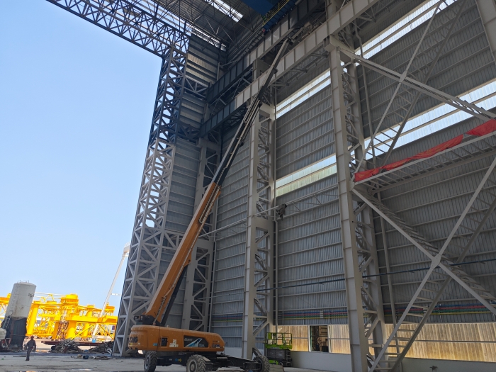 52米“巨臂”显神通！！！尊凯实业纯电动高空作业平台高效攻坚蓝水海洋车间扩建