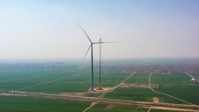 暴雨中横走的 “钢铁巨兽”！尊凯实业 4000 吨起重机撑起 160 米风电，，这细节太硬核！