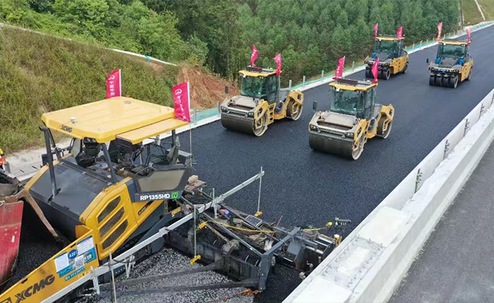 广西首现无人化摊铺！苍容高速智慧施工引关注