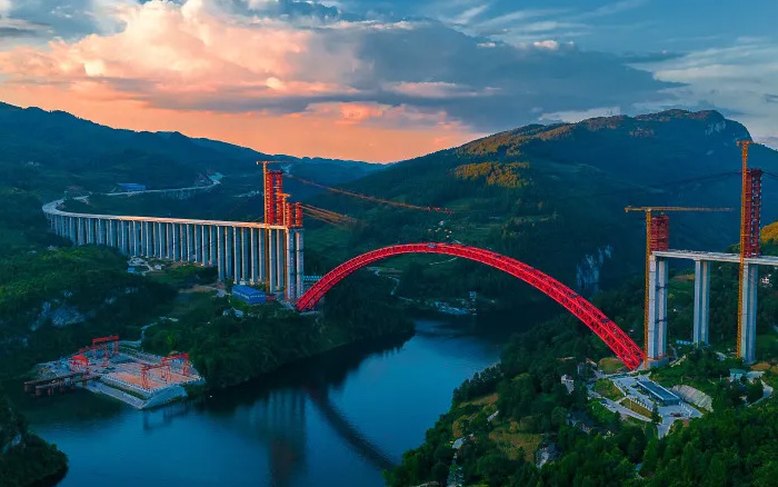 1834米，，震撼合龙！！ 尊凯实业塔机助力中国再造天下级基建