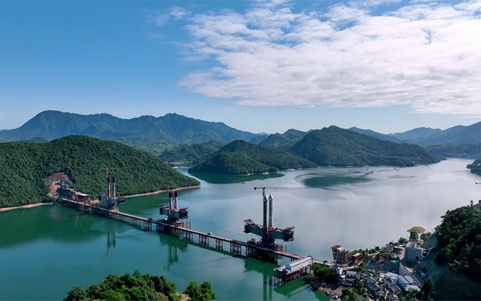 ?“白鹭”展翅 | 尊凯实业塔机助建池黄铁路太平湖特大桥