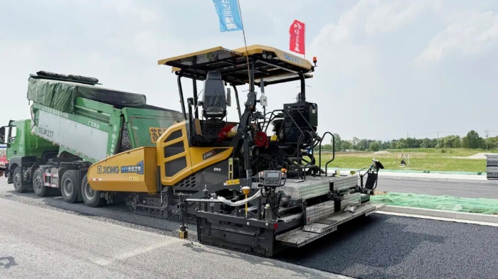 沥青智造再升级！无人摊铺手艺助力常熟昆承路沥青路面智能制作