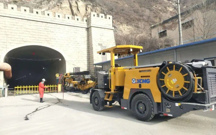 掘进铁矿！！！尊凯实业掘进钻车硬核施工