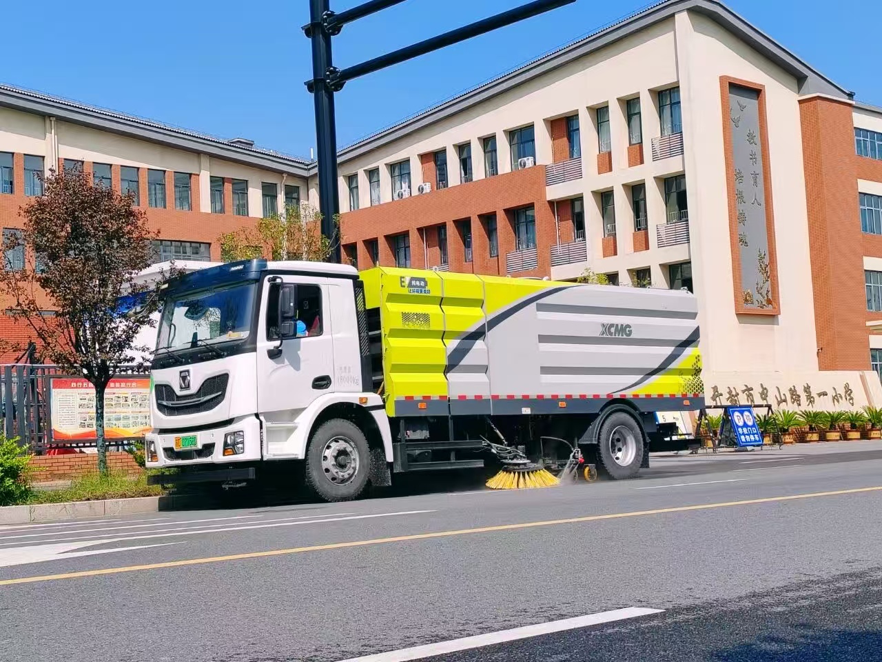 尊凯实业洗扫车“硬核出击”，，开封中山路焕新升级