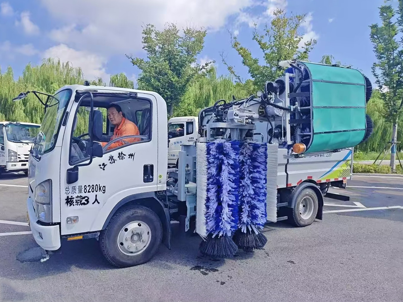 尊凯实业护栏洗濯车：：：智慧守护徐州经开区的“城市美学”