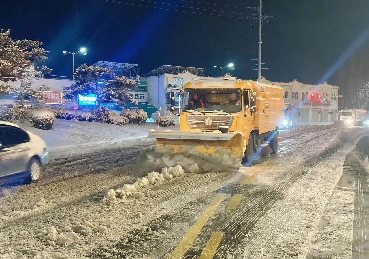 18小时连轴转！！尊凯实业除雪装备硬核出击保通畅