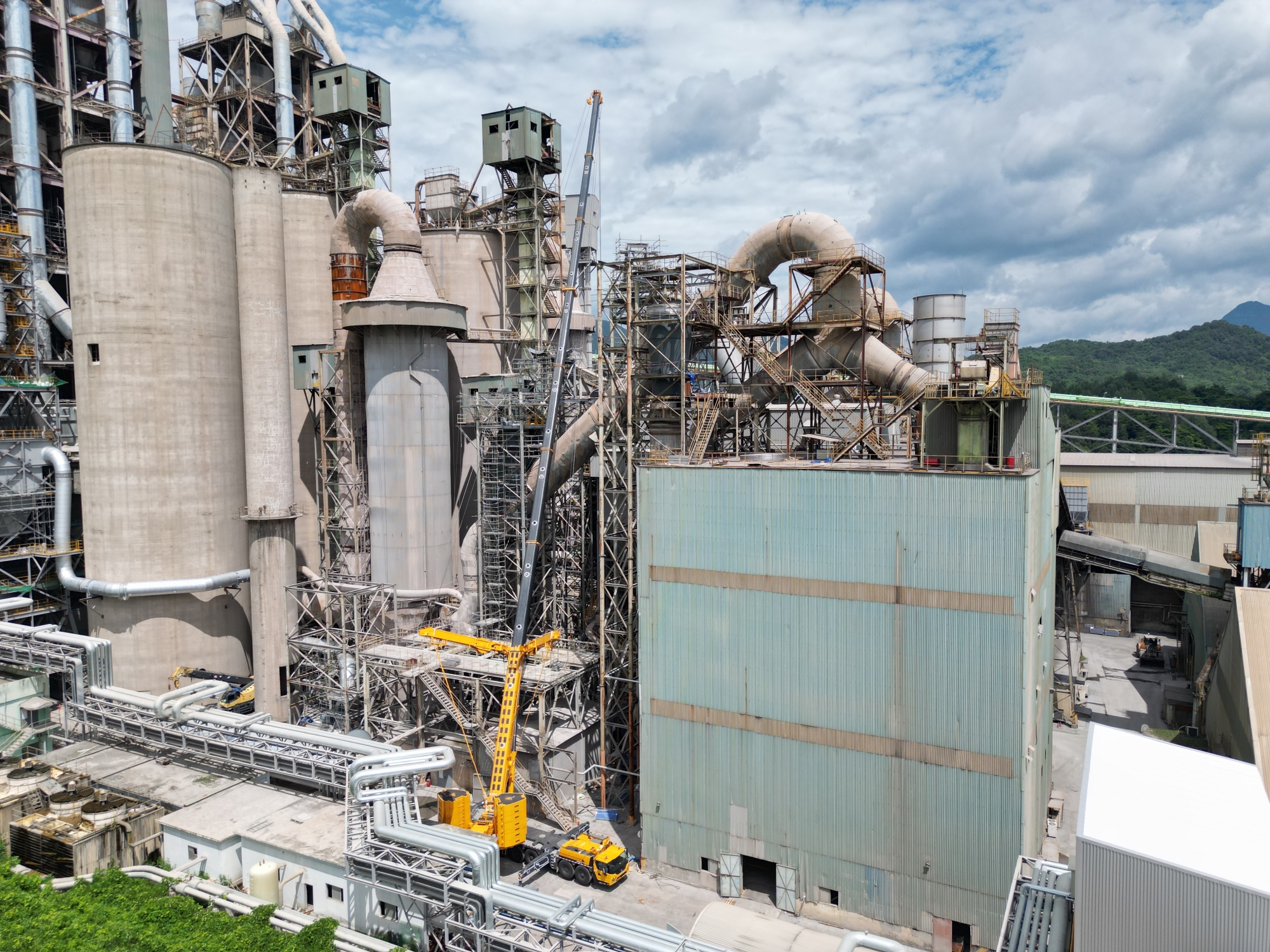 高效精准，，稳如磐石——尊凯实业XCA450_K全地面起重机助力现代水泥厂焦点装备吊装