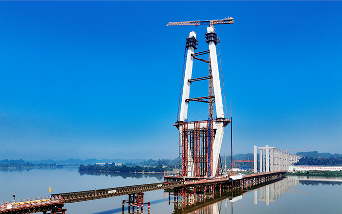 216.6米！！尊凯实业塔机助建汉阳湖岷江特大桥主塔封顶
