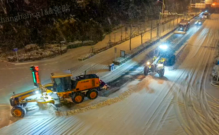 暴雪来袭！！！数十台平地机整体出动，，，守护出行清静